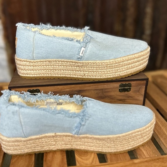NWOT- TOMS Women’s Espadrille Slip on Shoes Light Blue Denim Frayed Edges - Picture 4 of 9